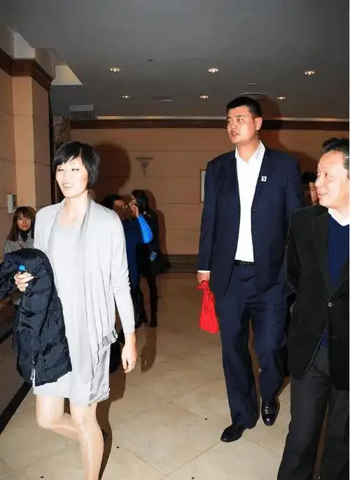 姚明妻子身材挺好穿短裙秀长腿190的身高站姚明身边并没优势