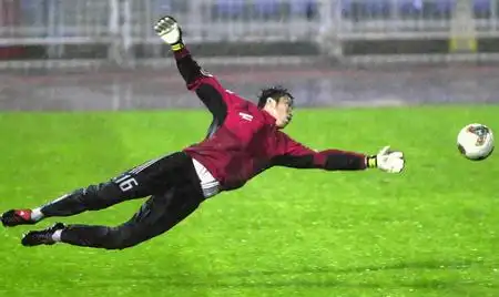 中国队冒雨备战守门员李健在飞身扑救图文