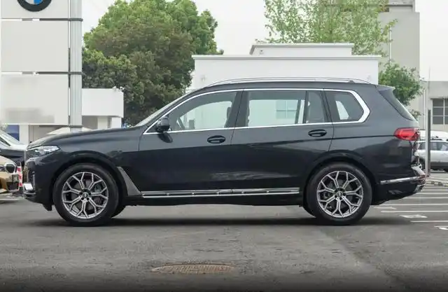 全新宝马x7现在有4座款吗(实拍宝马x7车长5163mm起步3.0t)(3)