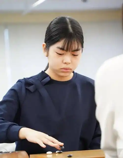 17岁 vs 14岁,上野梨纱将挑战女流棋圣仲邑堇_盘棋_什么_姐姐