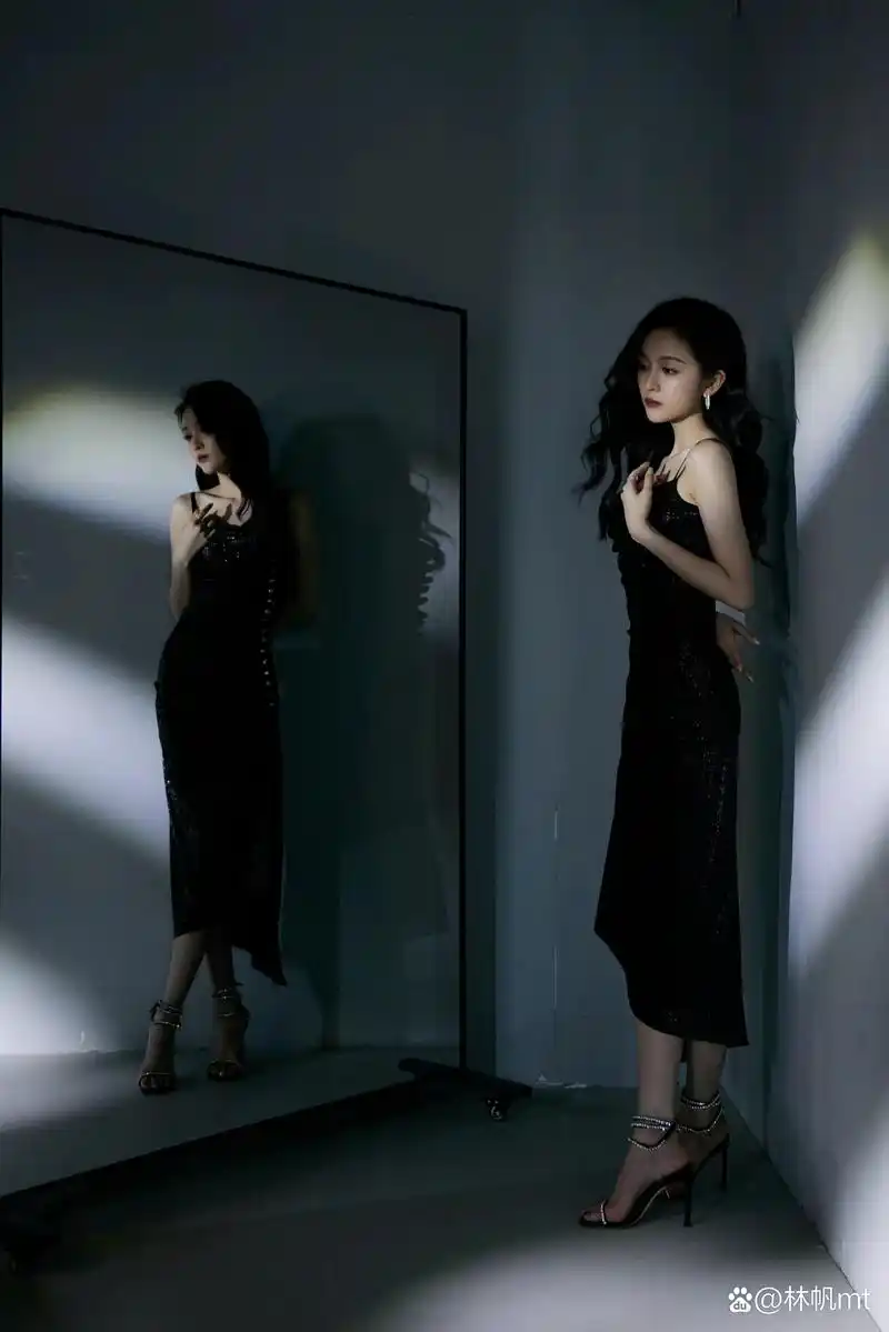 青春靓丽的吴宣仪穿上这套黑色晚礼服也变得神秘性感,时尚妩媚了!