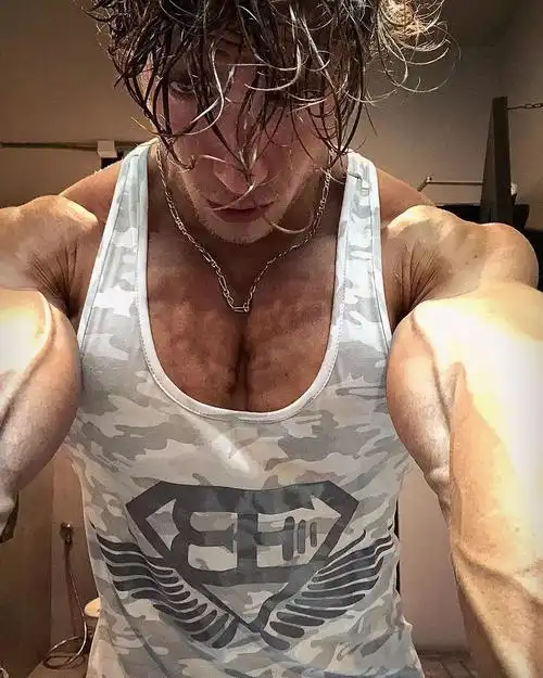 体脂6的肌肉小哥哥胸肌弹琴666到飞起