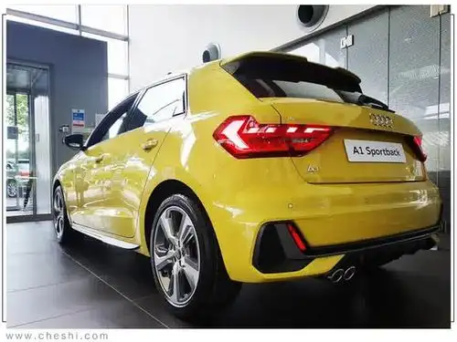 奥迪全新小型车进店实拍,颜值没得挑,有人指着前脸问是a4吗