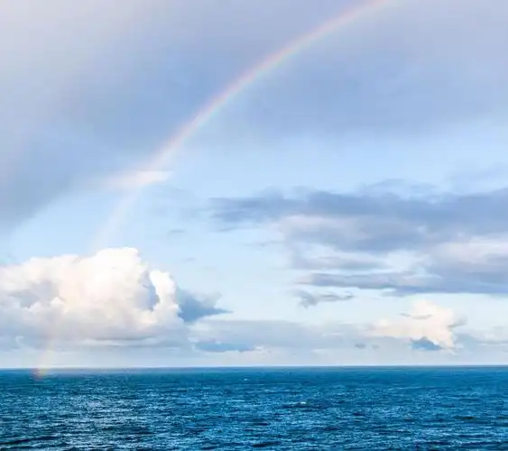 海面上的一道彩虹