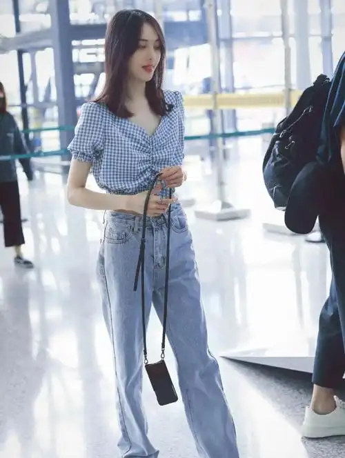 郑爽现身机场,穿格纹露脐装配宽松牛仔裤,罕见秀小蛮腰抢镜十足