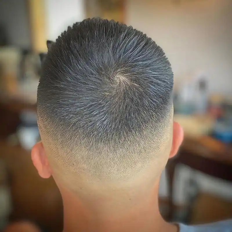 对于懒人来说这种三面光男发,搭配顶区超短的小寸头,可以说是再好不过