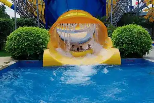 南宁加勒比水世界-"还好,在里面不能穿鞋,为什么工作人员穿鞋.