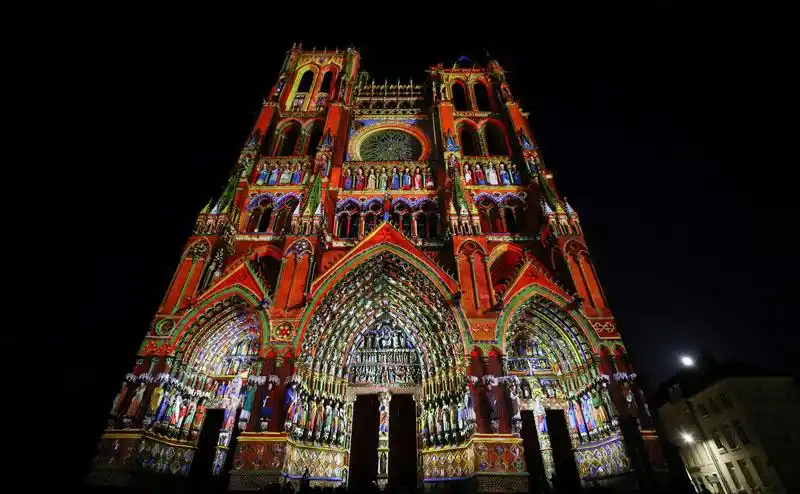 法国亚眠大教堂举办灯光秀如梦如幻