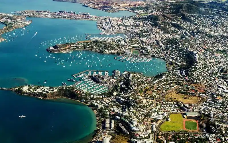 飞越太平洋紧急救火,马克龙抵达新喀里多尼亚