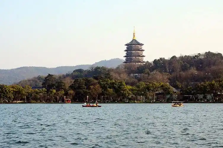 雷峰塔位于浙江杭州西湖南岸夕照山的雷峰塔,是中国首座彩色铜雕宝塔.