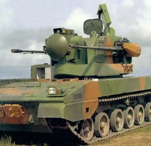 (载)解放军新型双35毫米自行高炮装备部队