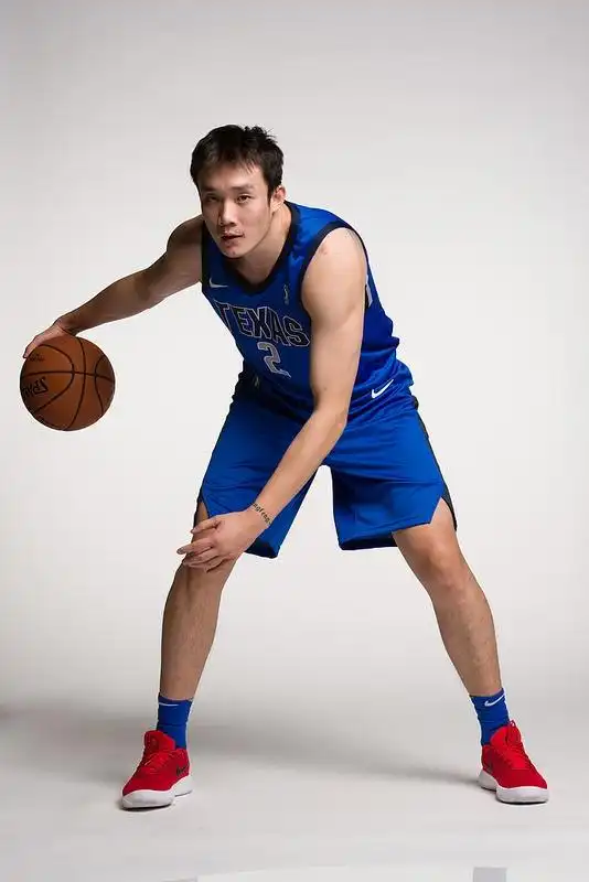 丁彦雨航发展联盟定妆照身披2号球衣英姿飒爽