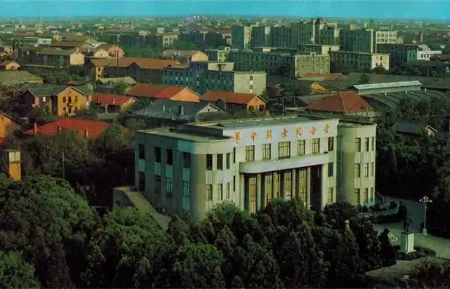 江西南昌老照片:昔日百货大楼,人山人海,老南昌人应该印象深刻