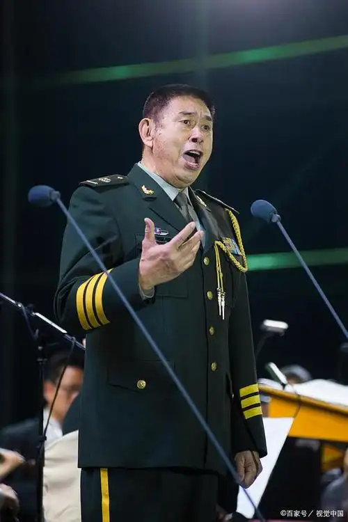 程志出生于黑龙江哈尔滨,毕业于中央音乐学院,并曾是原解放军总政歌舞