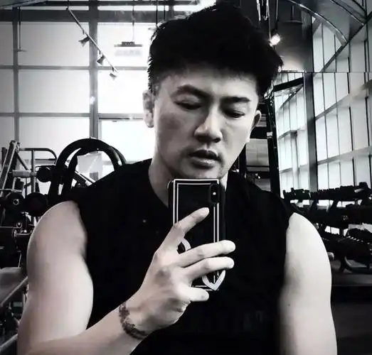 苏有朋47岁生日晒照秀身材,肌肉虬结颜值依旧,被赞状态极佳