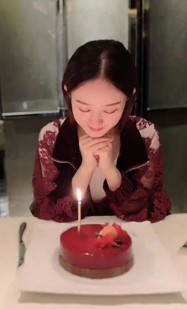 除此之外,赵丽颖还晒出了自己对着蛋糕许愿的照片,双手合十相当虔诚