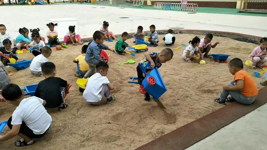 通过玩沙,发展了幼儿的感知觉,让小朋友们清楚的感受到不同沙子的