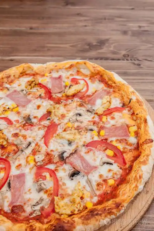 意大利香肠披萨配意大利干酪火腿西红柿胡椒香料意大利披萨