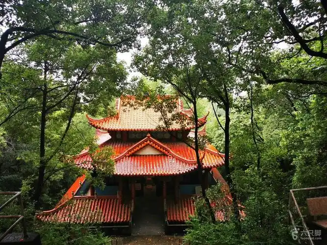 雨中漫步铜山岩