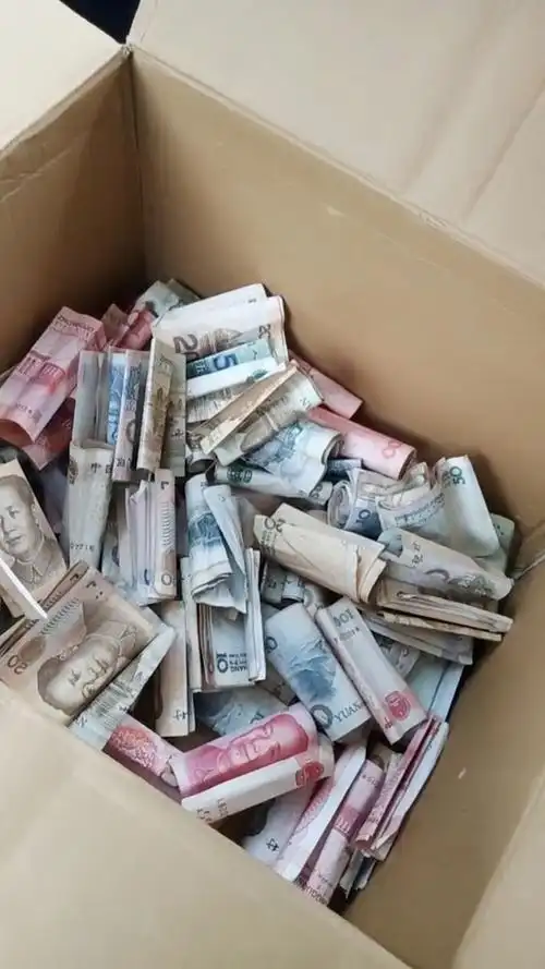 网上买了件9.9的短袖,怎么到货是一箱钱,我要投诉,竟然发错货了