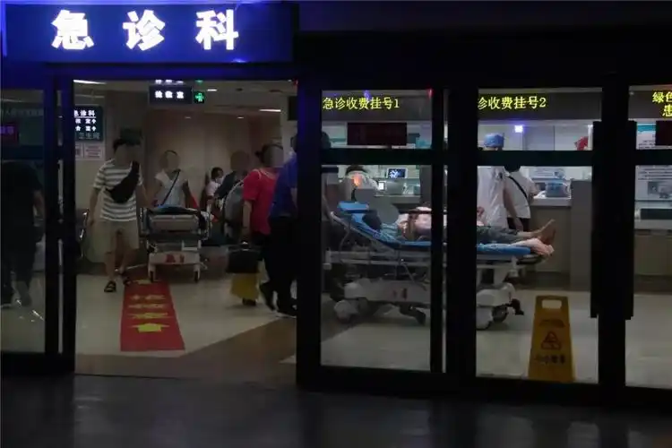 图集凌晨两点我们拍到了顺义急诊科的这一幕幕