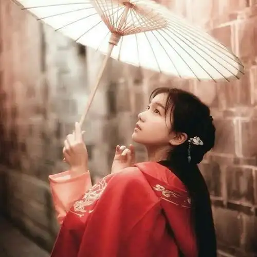 撑伞红衣美女古典风头像