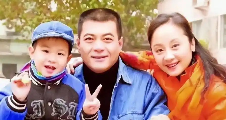 见她日渐消弭,瘦成皮包骨头.这个时候是丈夫王新军用爱感化她!