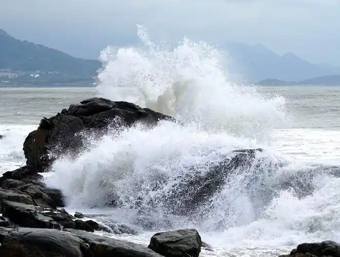 13号台风"玲玲"从黄海走一趟,青岛近海9月7号早晨海面就大浪滔天.
