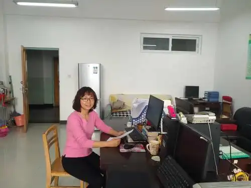 北校区中医学院中药资源教研室的教师姚蓝正穿着轻薄的毛衫在办公室里