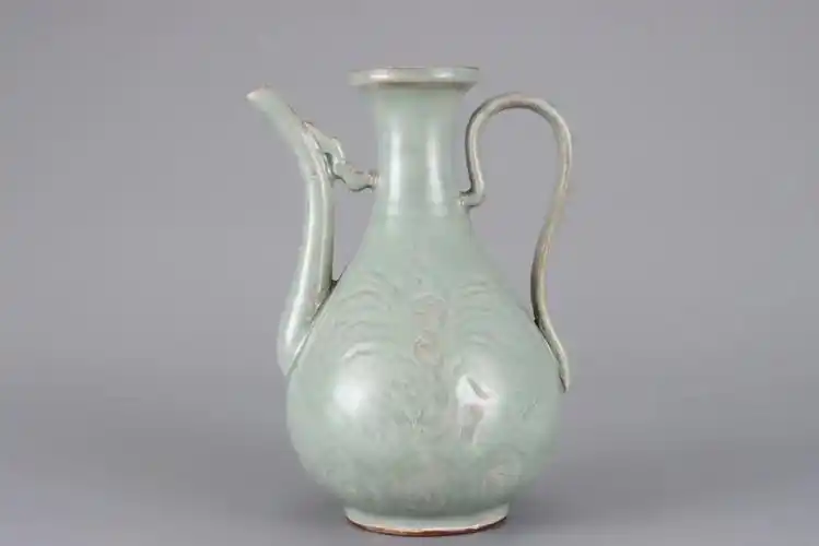 元代龙泉窑粉青釉执壶