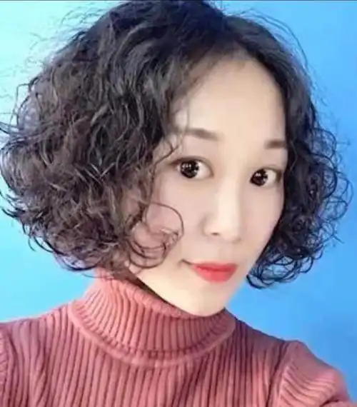 30一40岁女人发型短发烫发小卷(女人过了50岁发型首选烫小卷)(15)