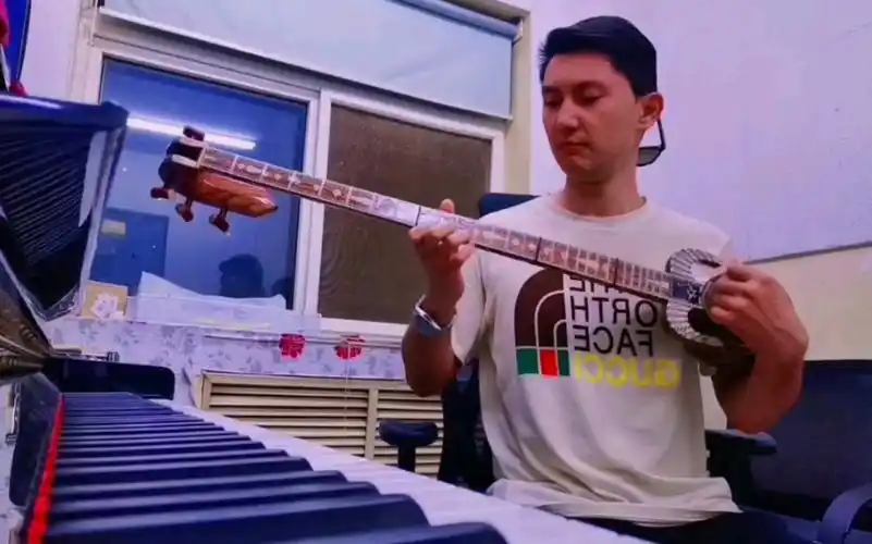 维吾尔族传统弹拨乐器:喀什热瓦普用来演奏一段乌兹别克曲子:ali