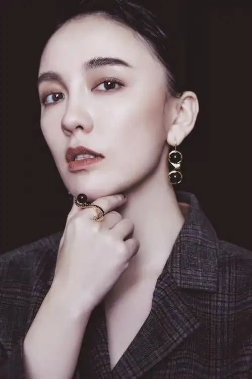 青年影视演员吕佳容全新质感大片曝光 "英伦风"尽显超模气场