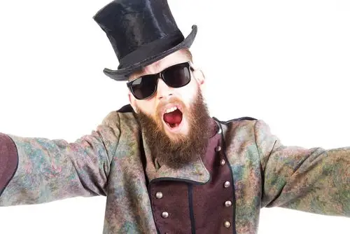 带着墨镜和帽子搞笑的男人