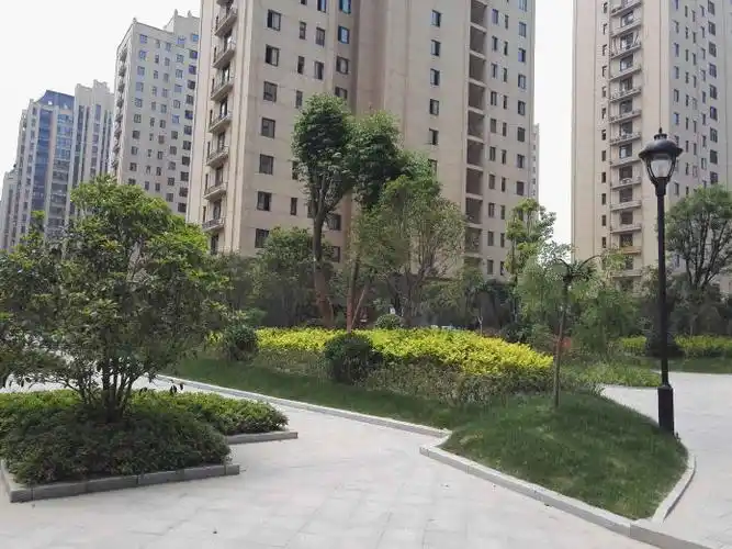 香缇花园电梯中层精装修2室2厅配套齐全1300月