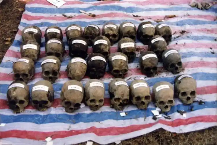 1998年12月17日,拍摄出土的"侵华日军1644部队细菌试验受害者头颅".