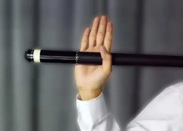 3,如图所示:当球杆回到最后方的时候,小臂与手腕的夹角会变得非常小