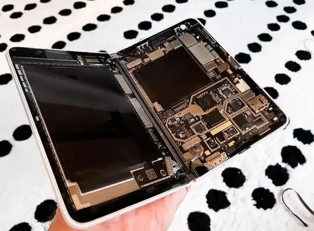 微软双屏手机内部透明板国内厂商一般不敢这么做