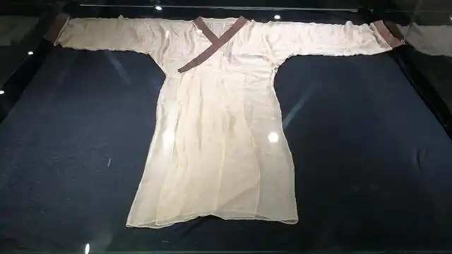 襌衣是世界上现存年代最早,保存最完整,制作工艺最精,最轻最薄的衣服