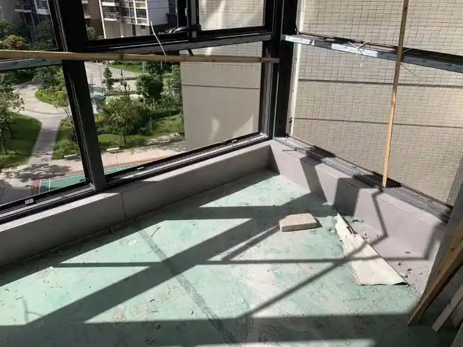 大砖贴窗台比大理石好看多了