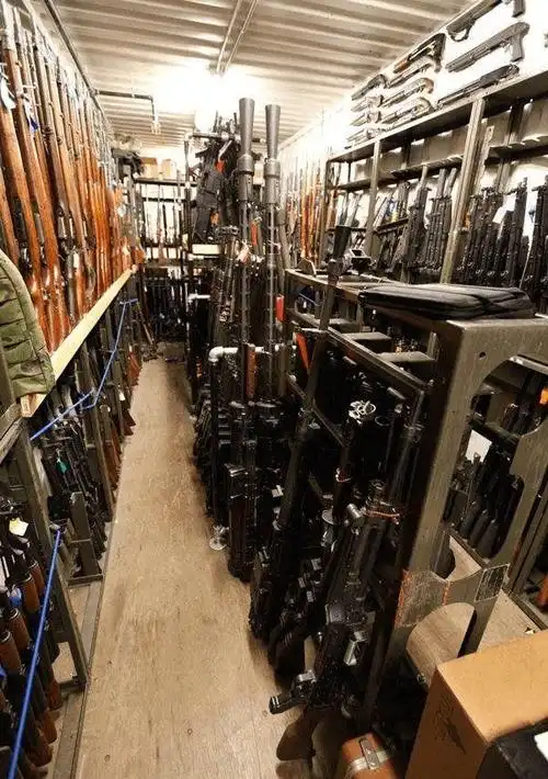 美国土豪军迷自建大型军火库战斗力可匹敌正规军