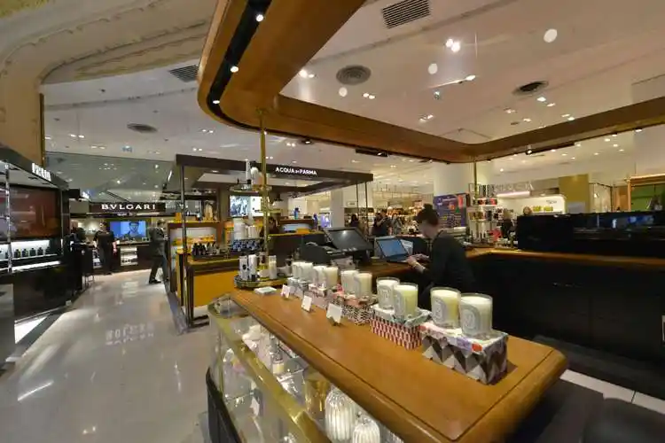 如宫殿的百货商店——巴黎老佛爷百货