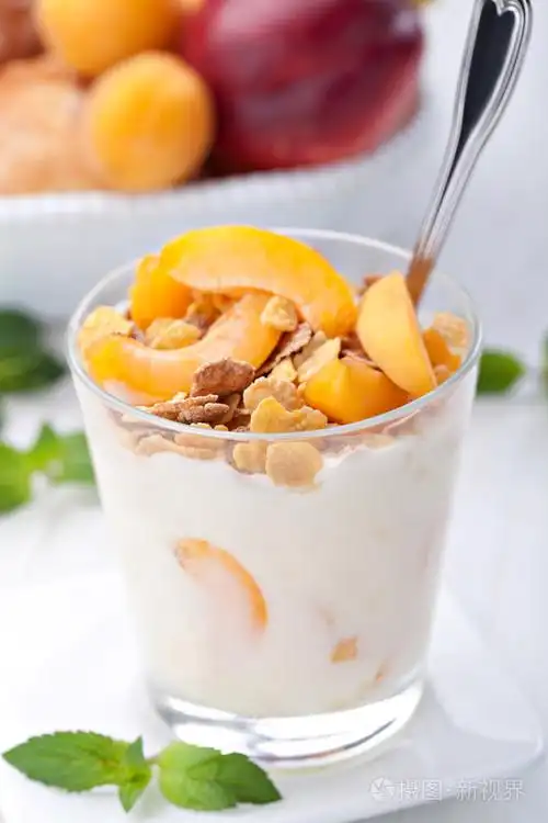 酸奶与牛奶什锦早餐