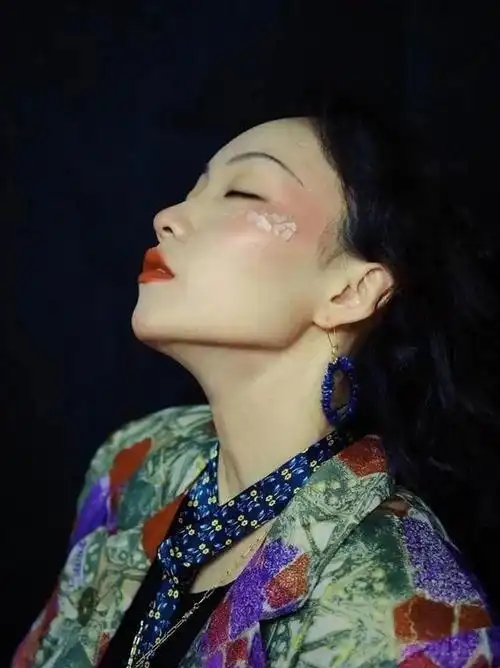 贝勒爷邵雨轩被嘲笑又老又土,一年涨粉四千万,真实身份高攀不起