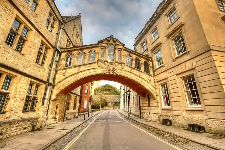 p>牛津大学(university of oxford),简称"牛津"(oxford),位于 a