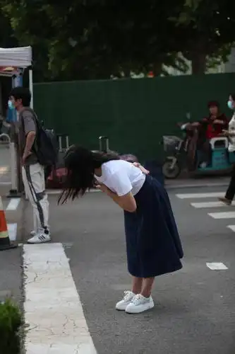 这一鞠躬,胜过千言万语  是告别  是感谢  也是自我期许  这一鞠躬