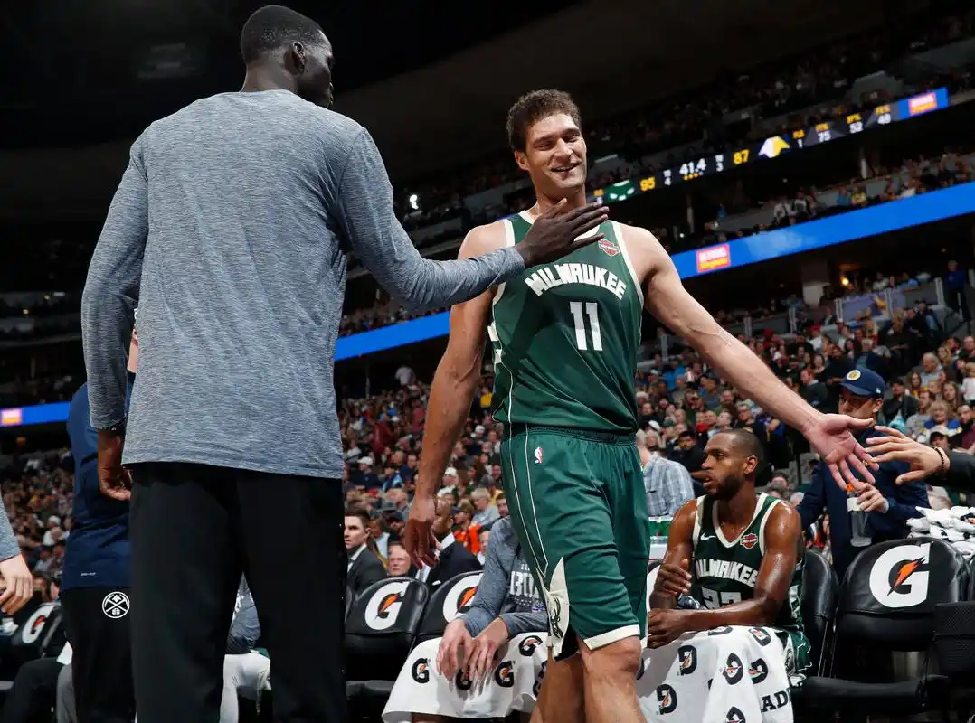 球迷屋3月2日讯 雄鹿今天客场挑战湖人,布鲁克-洛佩兹接受采访时表示