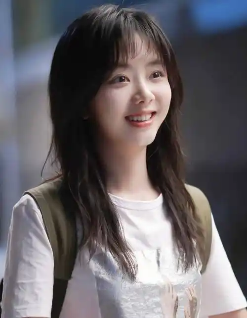 刘亦菲胯大腿粗双下巴,谭松韵小腹突出身体发胖,只有排骨才美吗_身材