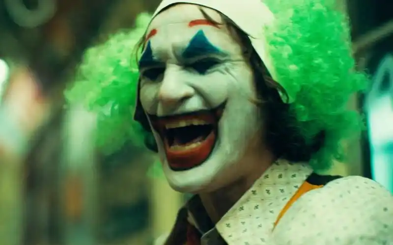 他在狂笑!dc《小丑》短预告,再曝新镜头