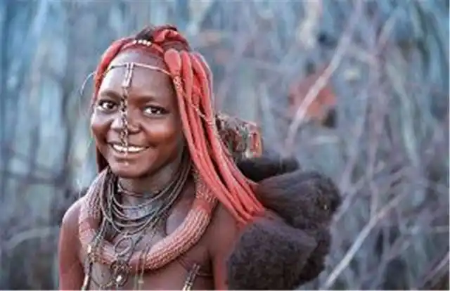 非洲原始部落,当地人没穿衣习惯,女性用红泥裹身,男女比例1:11